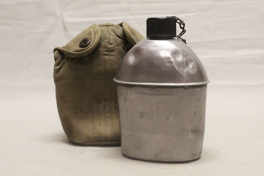 WW2 US Canteen w/Cover . FLU1327 - Time Traveler Militaria