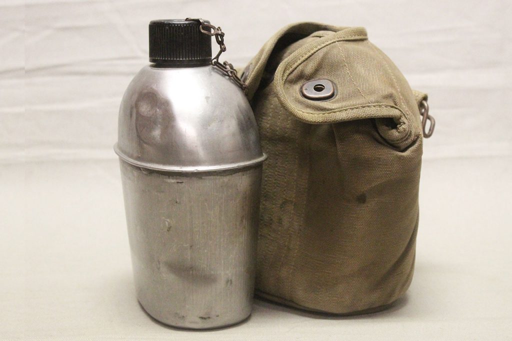 WW2 US Canteen w/Cover . FLU1327 - Time Traveler Militaria