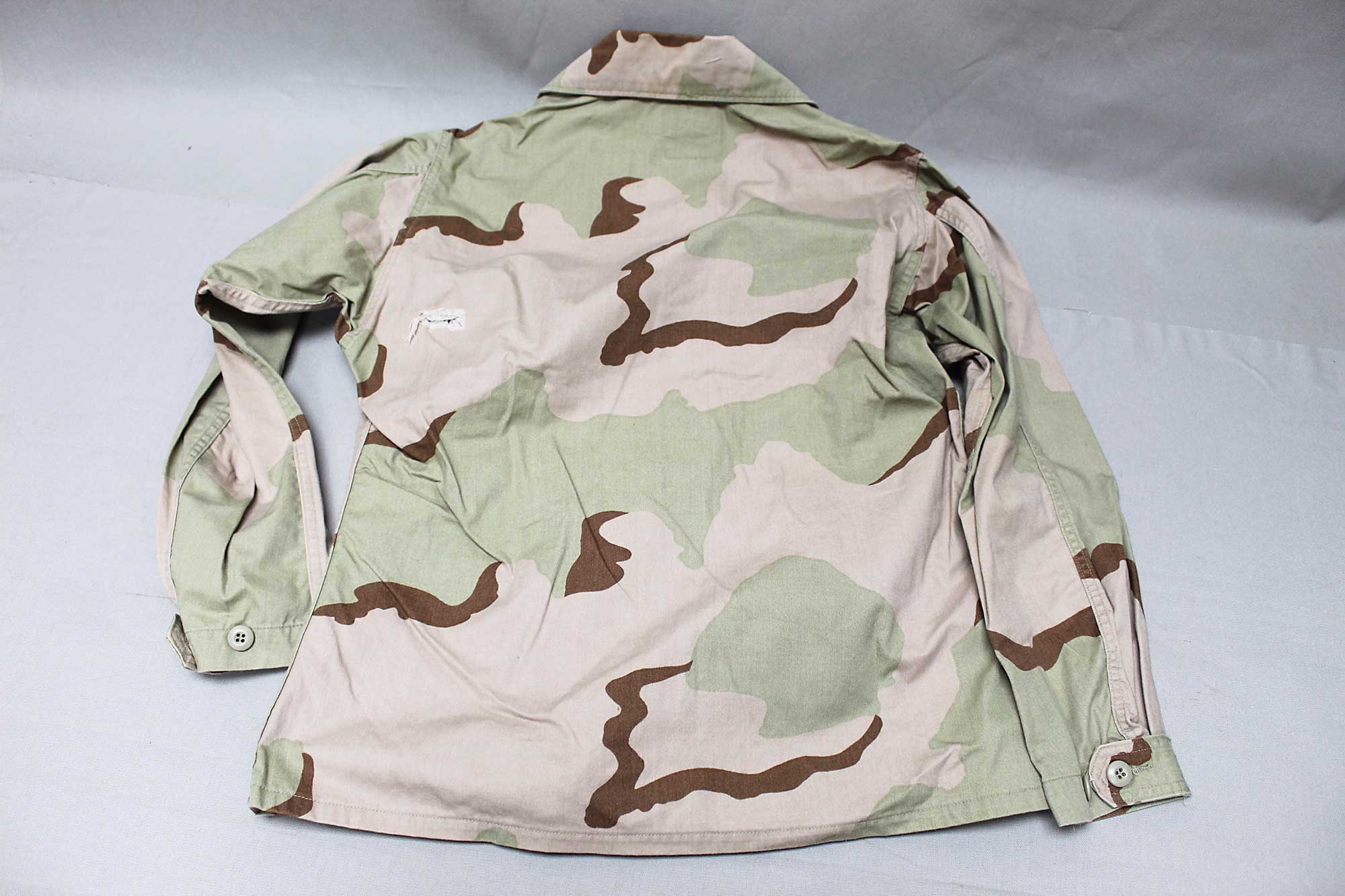US Desert Camo Combat Jacket - Med-Short . UA1104 - Time Traveler Militaria