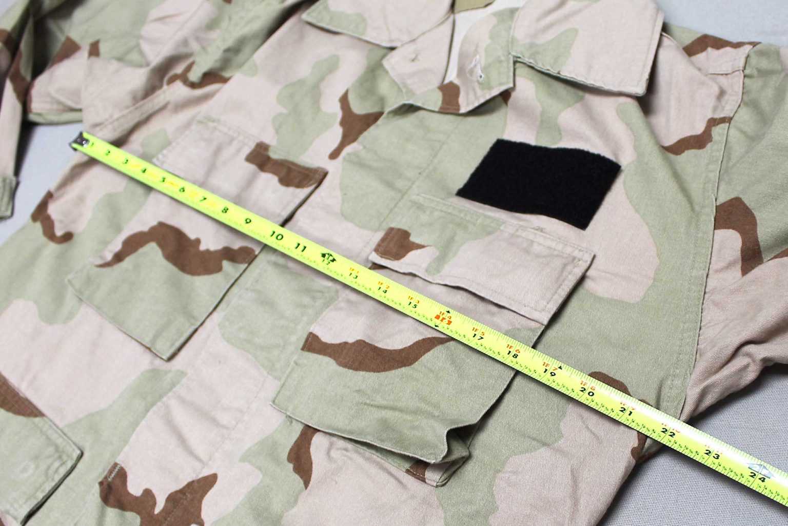 US Desert Camo Combat Jacket - Med-Short . UA1104 - Time Traveler Militaria